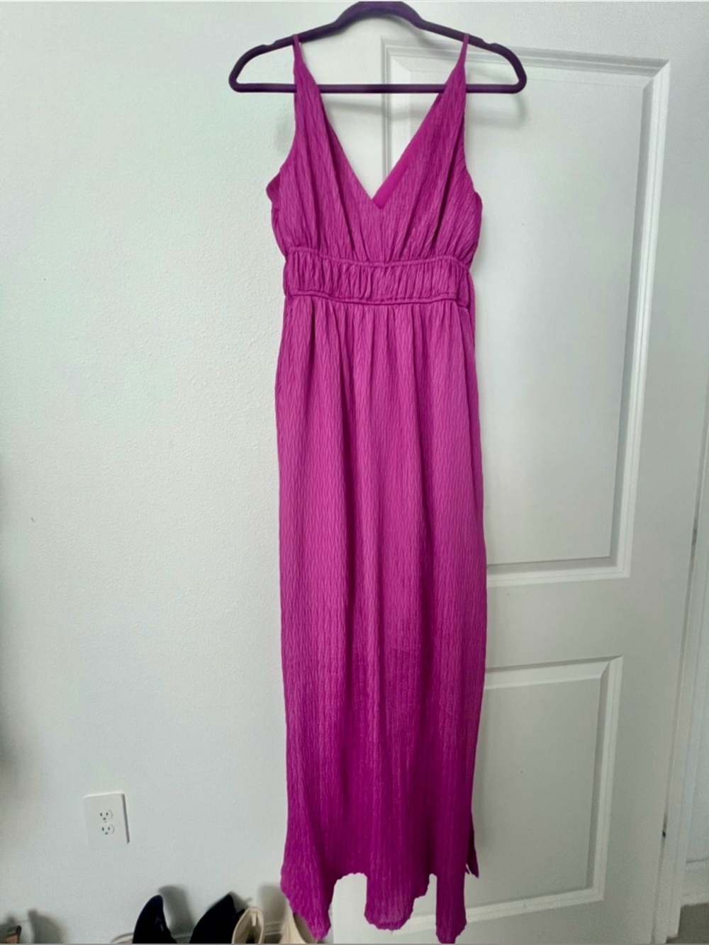 Taylor Magenta Maxi Dress | Talla S | V-Neck + Back Tie | Flowing & Elegant